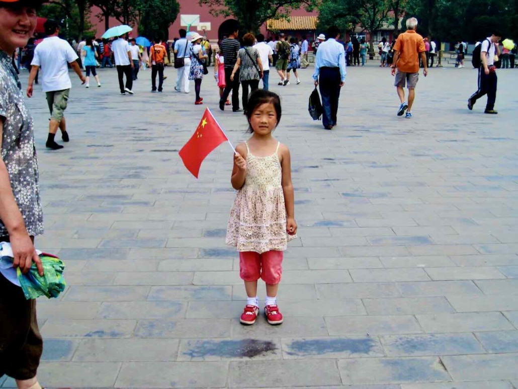 Mädchen mit chinesischer Fahne